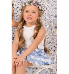 Blusa blanca y falda azul de lunares de Marta y Paula 