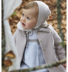 Abrigo de paño beige y cuello de pelo de Paz Rodríguez