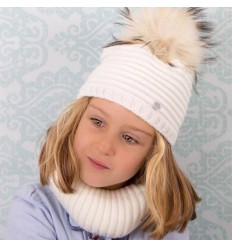 Gorro con pompón de pelo y cuello en marfil de Pangasa