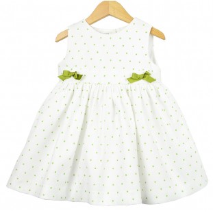Vestido blanco de piqué con bodoques verdes para niña
