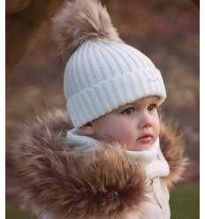 Gorro de punto con pompón de pelo natural marca Pangasa