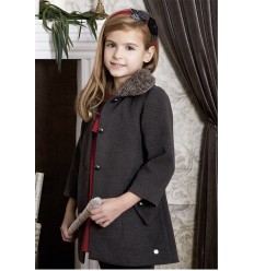 Abrigo de paño gris con cuello rizado de Paz Rodríguez